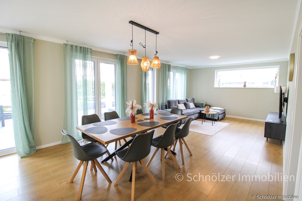 Wohn-/Essbereich mit bodentiefen Fenstern