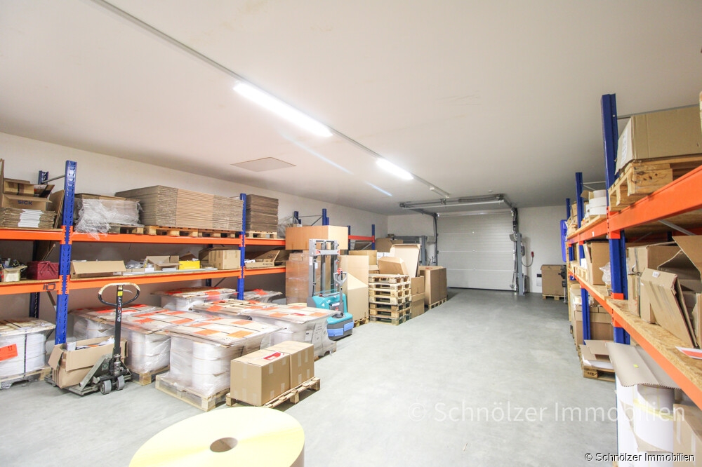 Lagerfläche mit elektrischem Tor