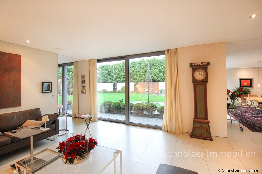 mit bodentiefen Schiebetüren