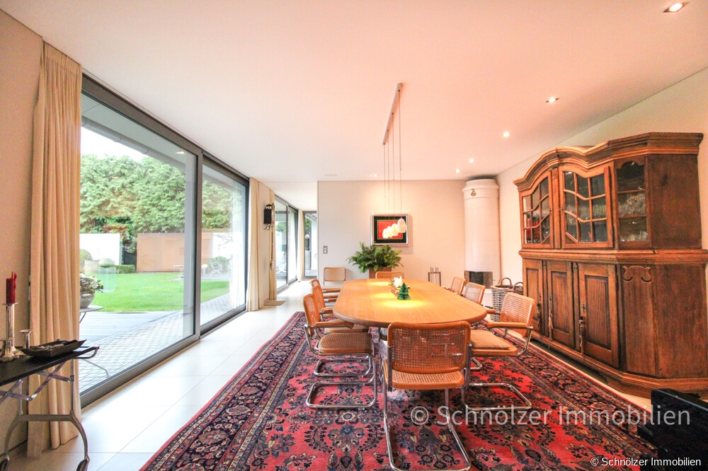 großzügiger Essbereich mit Kaminofen