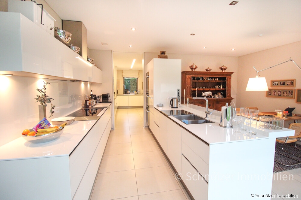 Hauptküche modern mit Essbereich