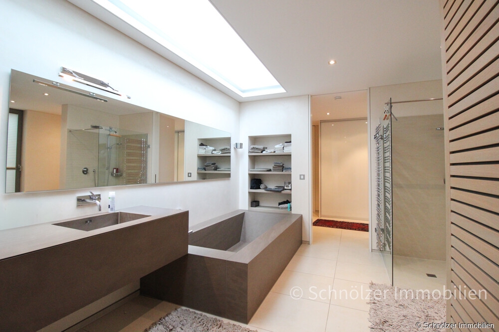 außergewöhnliches Bad mit Lichtstreifen im Dach