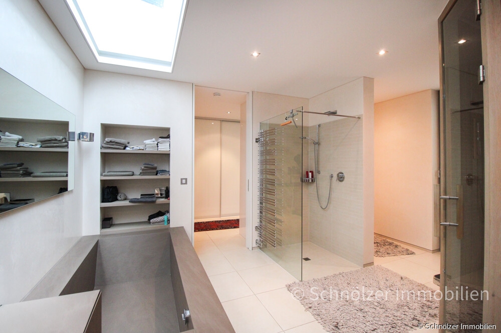 und bodentiefer Dusche