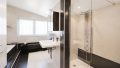 geräumiges Badezimmer OG