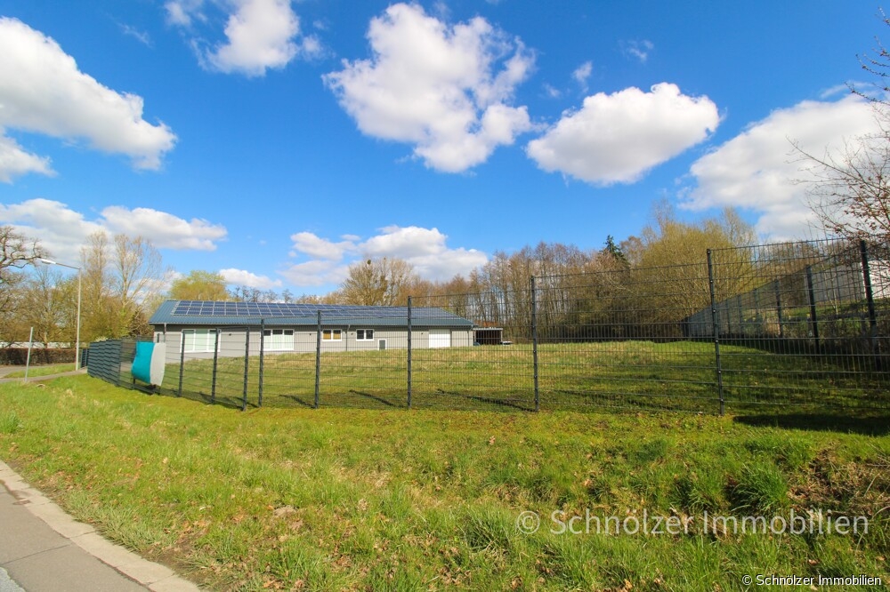 Komplett eingezäuntes Grundstück