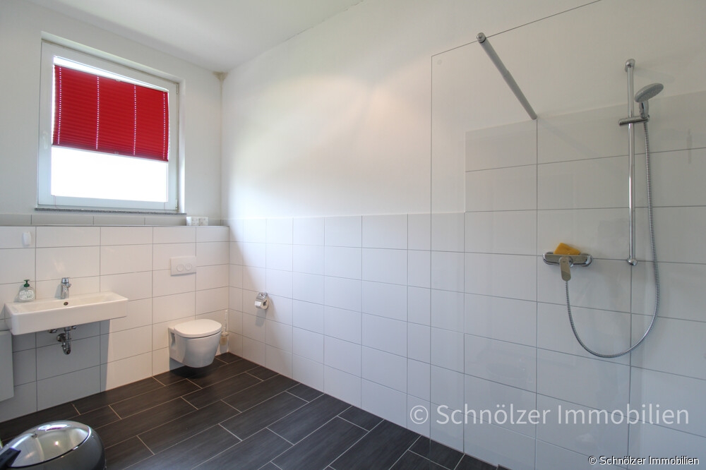 Herren-WC mit großer bodentiefer Dusche