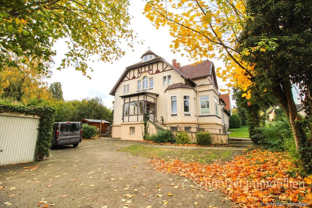 seitliche Ansicht mit Parkmöglichkeiten