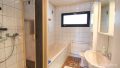 Badezimmer mit Dusche und Badewanne