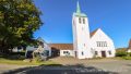 vordere Ansicht der Kirche + Pfarrhaus