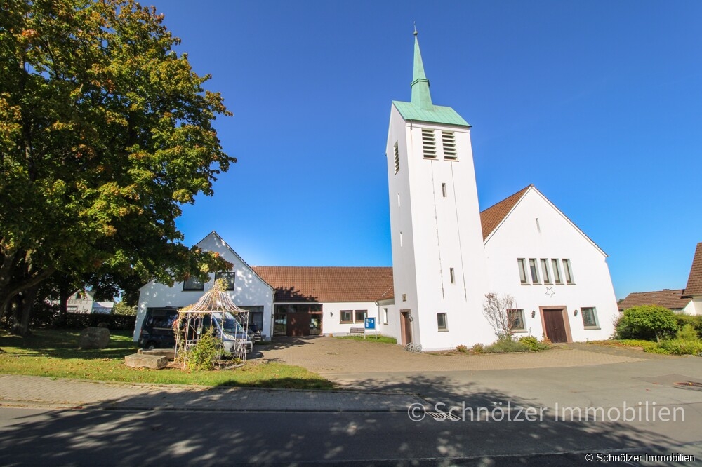 vordere Ansicht der Kirche + Pfarrhaus