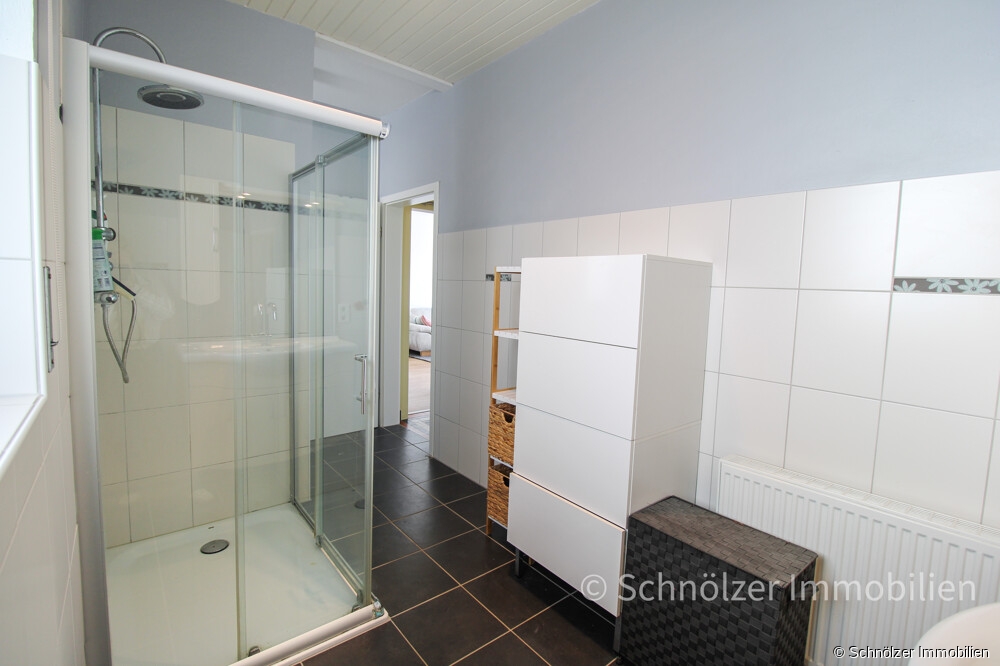 mit großer Dusche