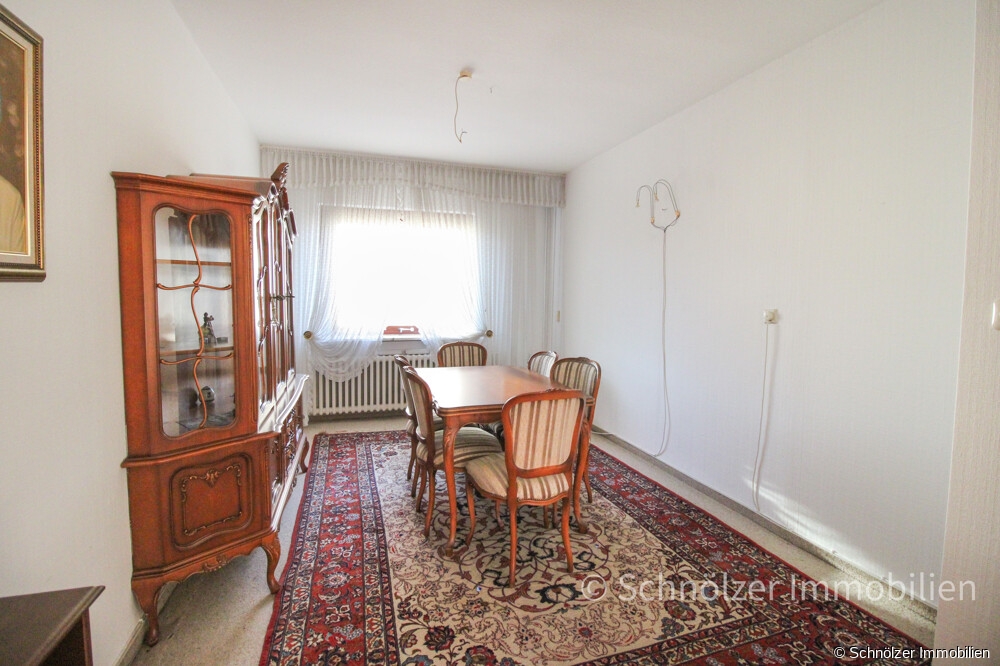 mit angrenzendem Esszimmer