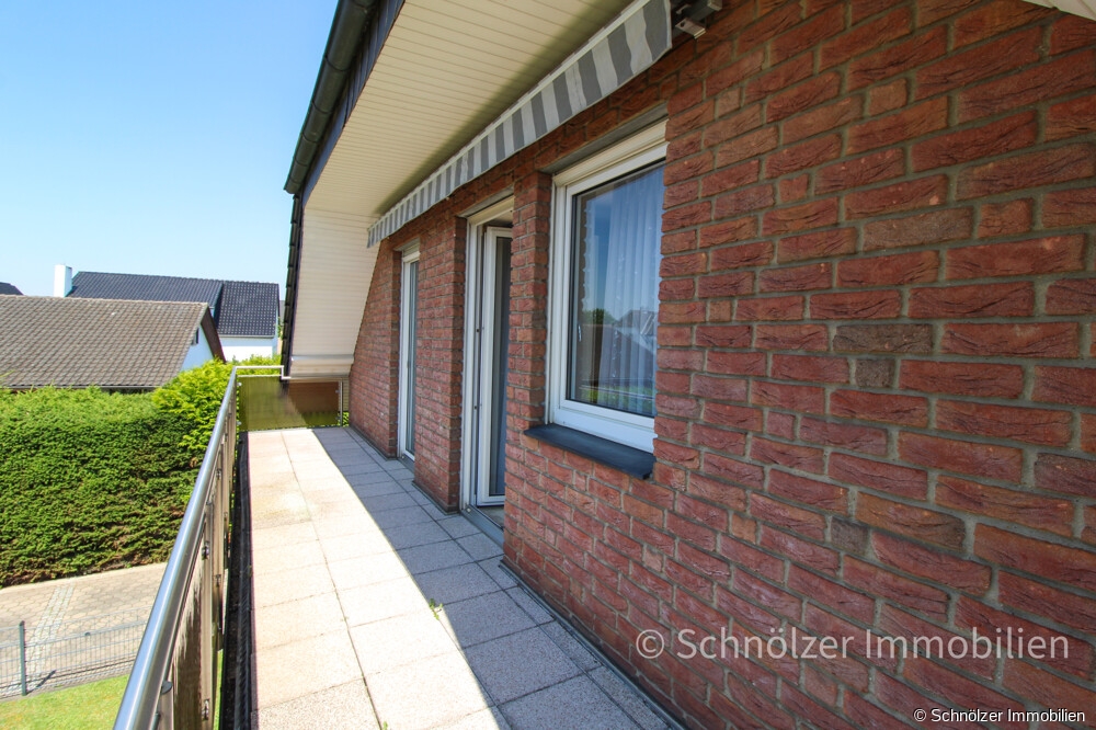 mit großem Balkon