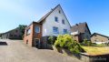 Hausansicht mit Garage