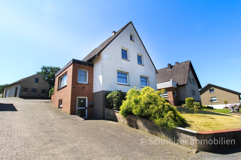 Hausansicht mit Garage