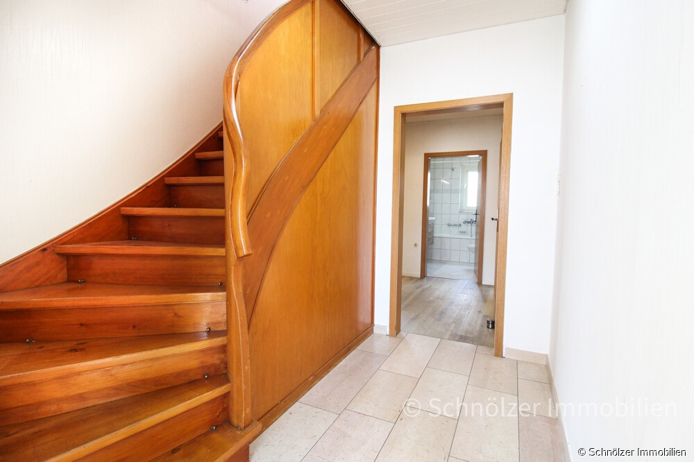 charmante Holztreppe zum DG