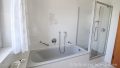 mit Dusche und Badewanne