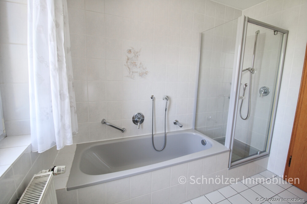 mit Dusche und Badewanne