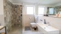 Badezimmer mit Dusche