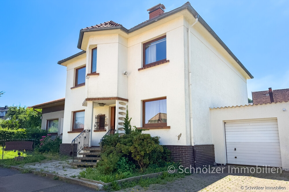 Vordere Ansicht mit Garage