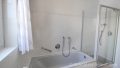 mit Dusche und Badewanne