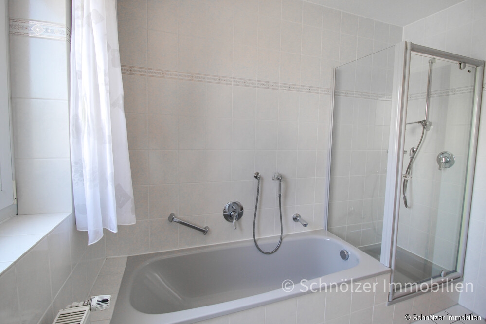 mit Dusche und Badewanne