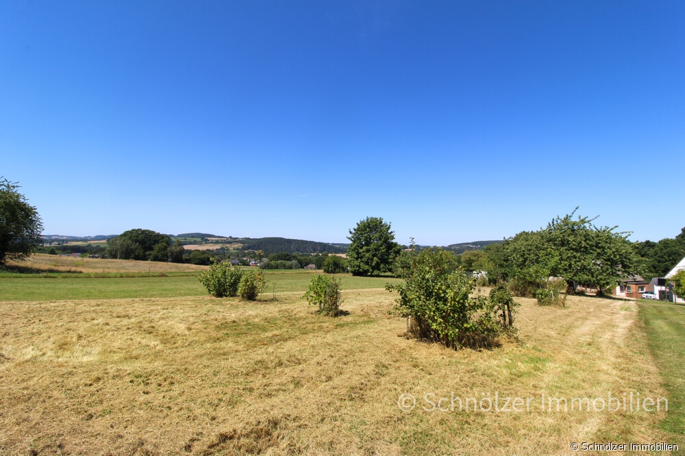 weitläufiger Garten mit Weitblick