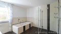 Bad-en suite mit großer bodentiefer Dusche und Badewanne