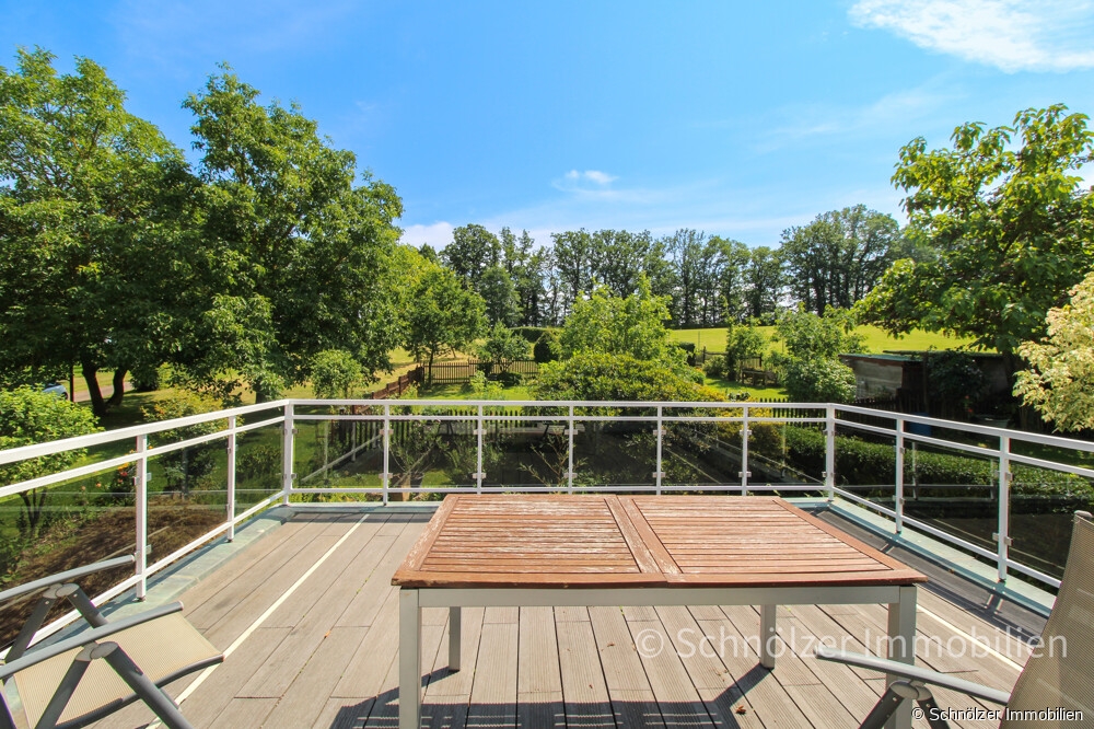 zur großzügigen Dachterrasse