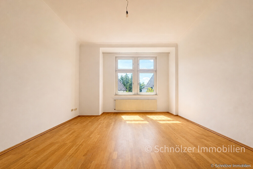 geräumiges Wohn-/Esszimmer mit Erker