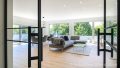Maßgefertigte Stahl-Glas-Doppelschiebetür im modernen Loftstil