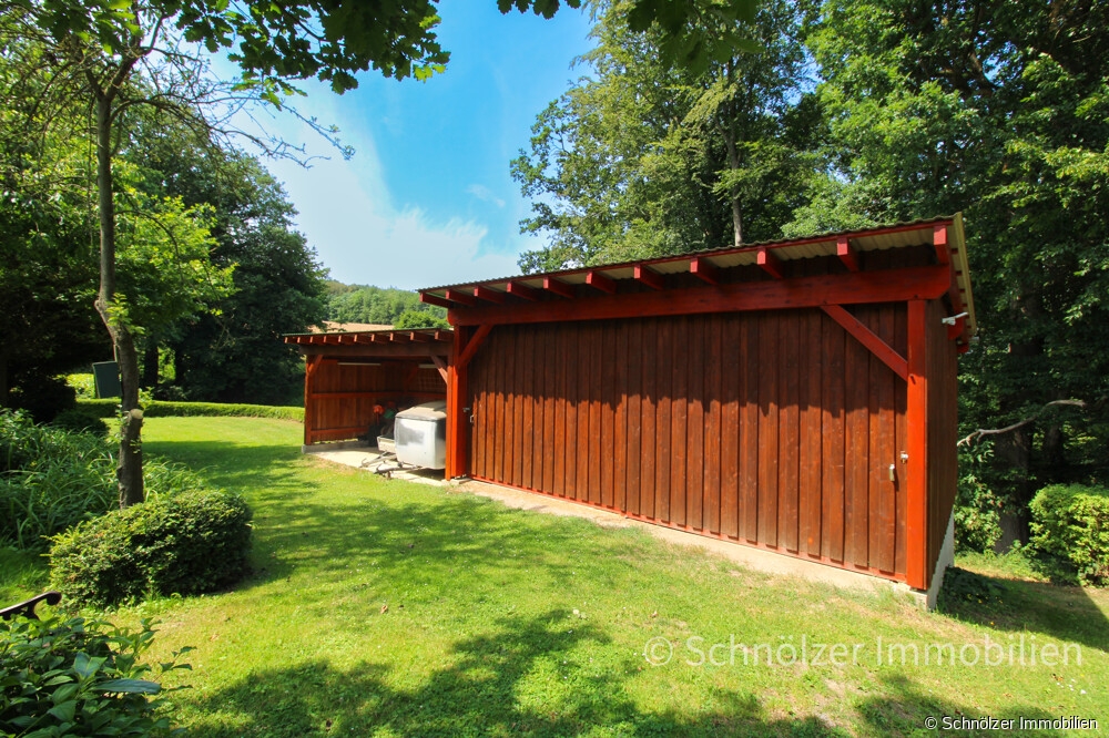 großes Nebengebäude in Holz