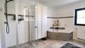 Modernes Tageslichtbad mit Dusche und Badewanne