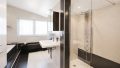 geräumiges Badezimmer OG
