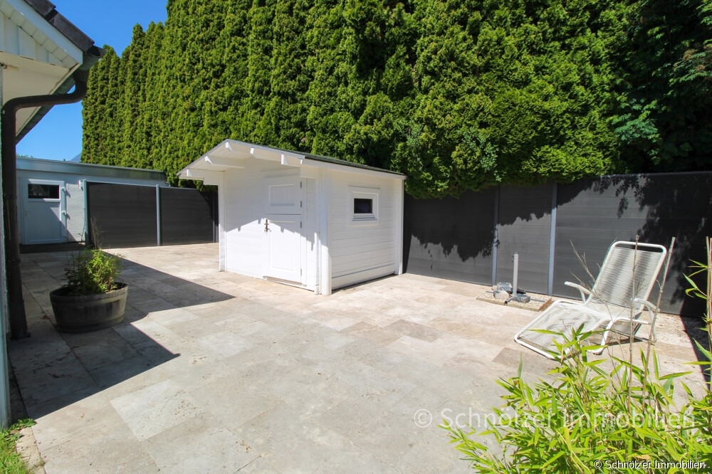 private Terrasse im hinteren Gartenbereich mit Sauna