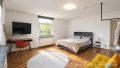 geräumiges Schlafzimmer