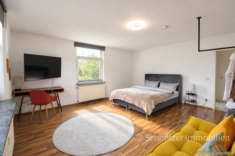 geräumiges Schlafzimmer
