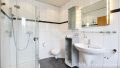 Badezimmer mit Dusche