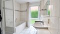 Tageslichtbad mit Dusche und Wanne