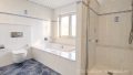 Tageslichtbad mit Badewanne und Dusche