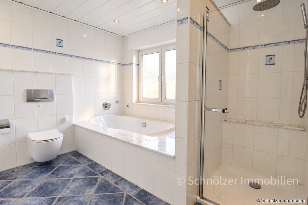 Tageslichtbad mit Badewanne und Dusche