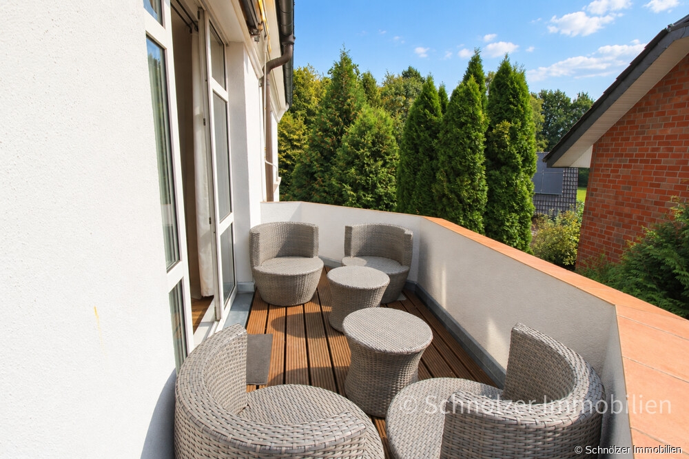 mit Zugang zum Balkon