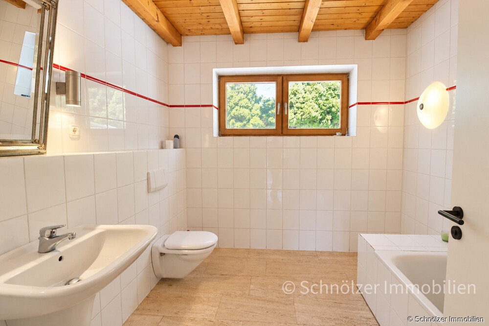 Badezimmer mit Badewanne EG
