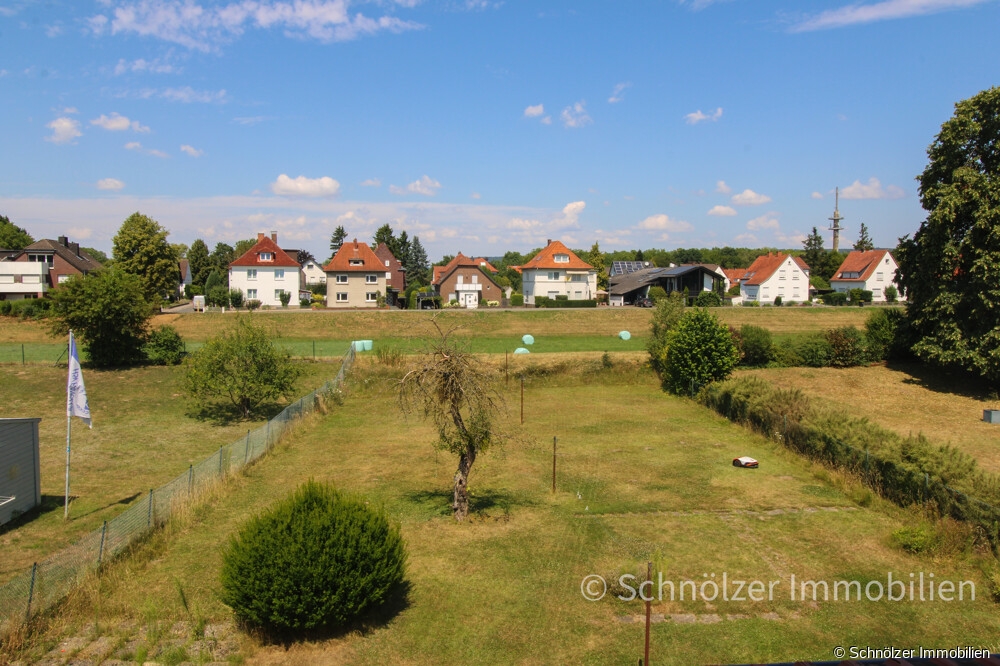 Blick aus dem Fenster in den Garten