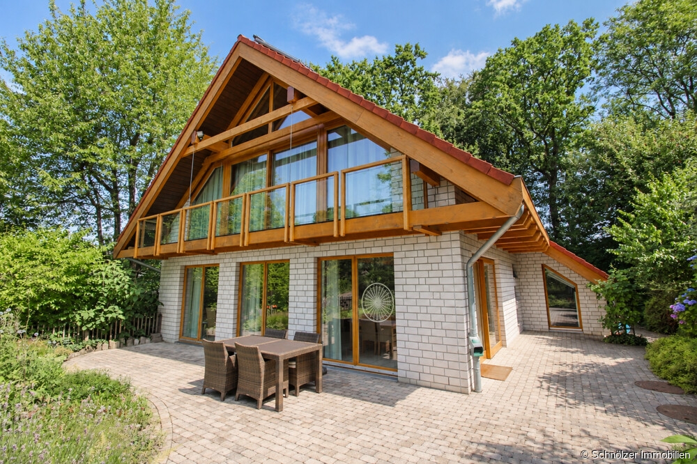 Terrasse mit bodentiefen Fenstern